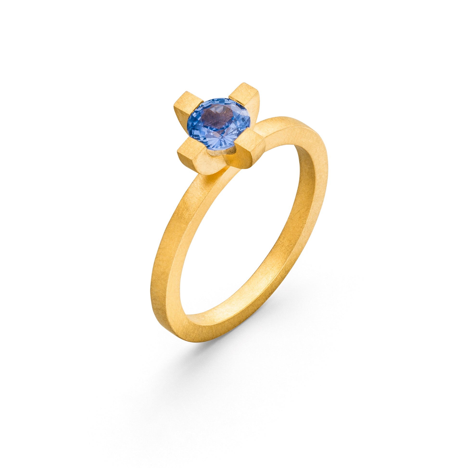 Verlobungsring in 18 kt Gelbgold und hellblauer Saphir von Goldschmied Jan Spille Hamburg