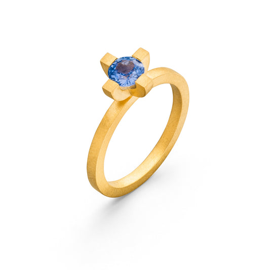 Verlobungsring in 18 kt Gelbgold und hellblauer Saphir von Goldschmied Jan Spille Hamburg