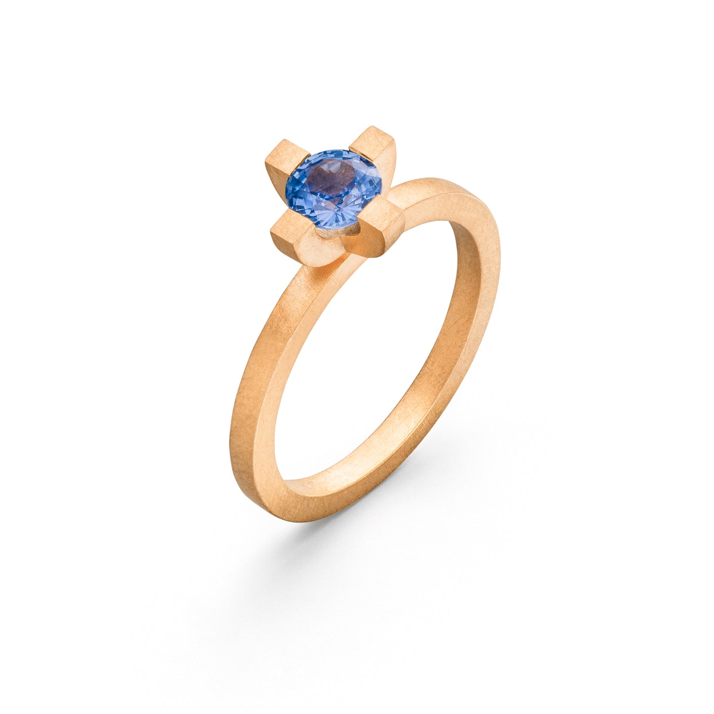Verlobungsring in 18 kt Roségold und hellblauer Saphir von Goldschmied Jan Spille Hamburg