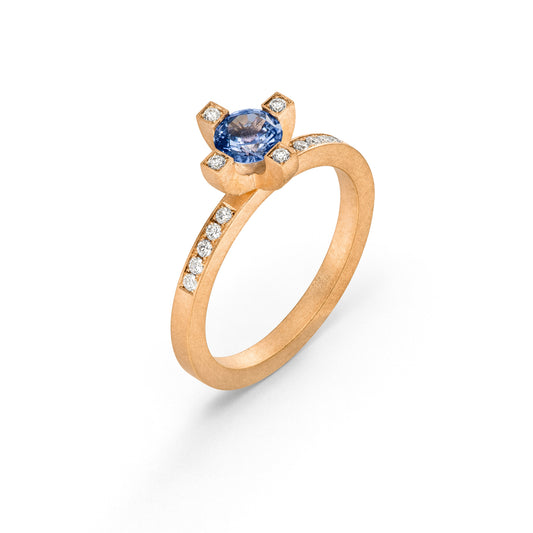 Hellblauer Saphir und nachhaltige Diamanten Verlobunsgring Ceylon-kollektion von Jan Spille