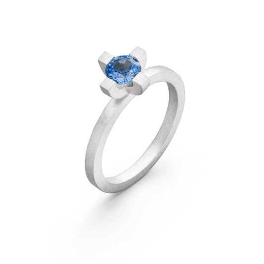 Goldring mit blauem Stein Saphir der Ceylon-Kollektion in Weissgold von jan Spille Hamburg