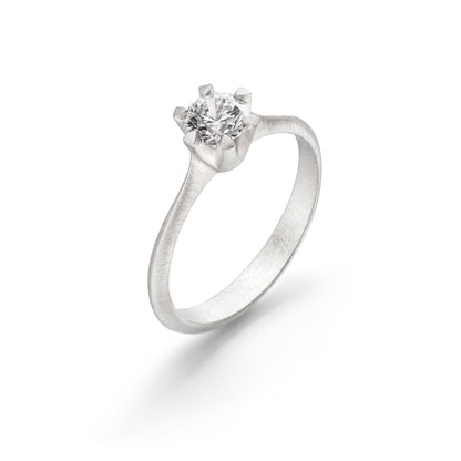 0,2 karat diamant ring als Verlobungsring in Weissgold, fair und nachhaltig, Dreieckige Krappenfassung
