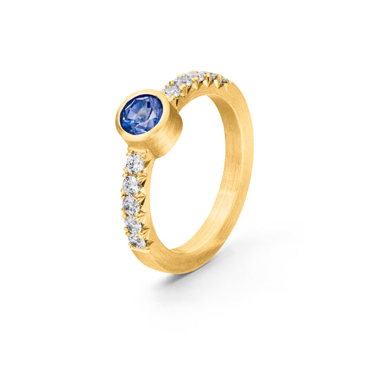 Verlobungsring von jan Spille aus Hamburg 18 kt gelbgold diamanten blauer saphir fischgrät-kollektion
