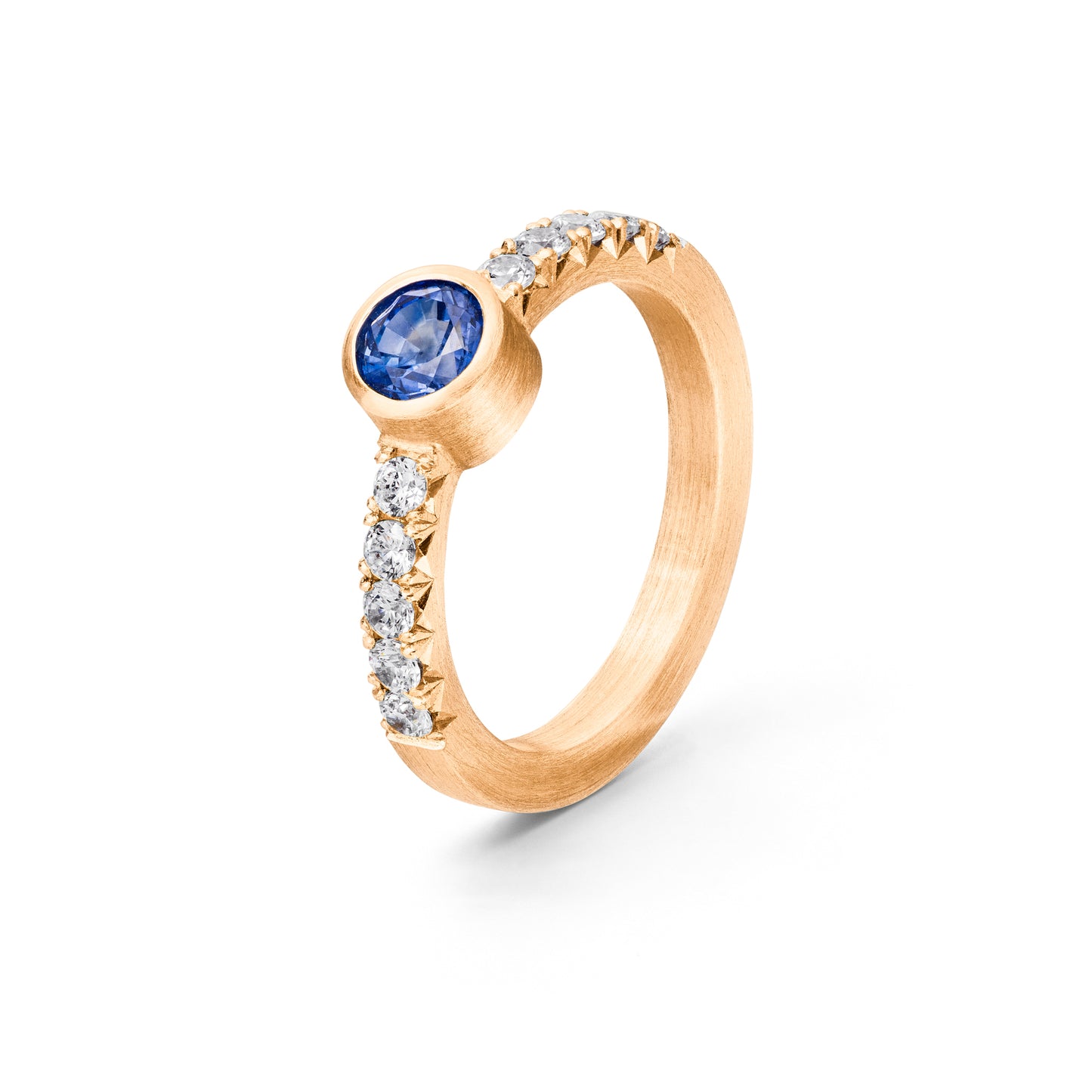 Verlobungsring von jan Spille aus Hamburg 18 kt roségold diamanten und blauer saphir fair und nachhaltig