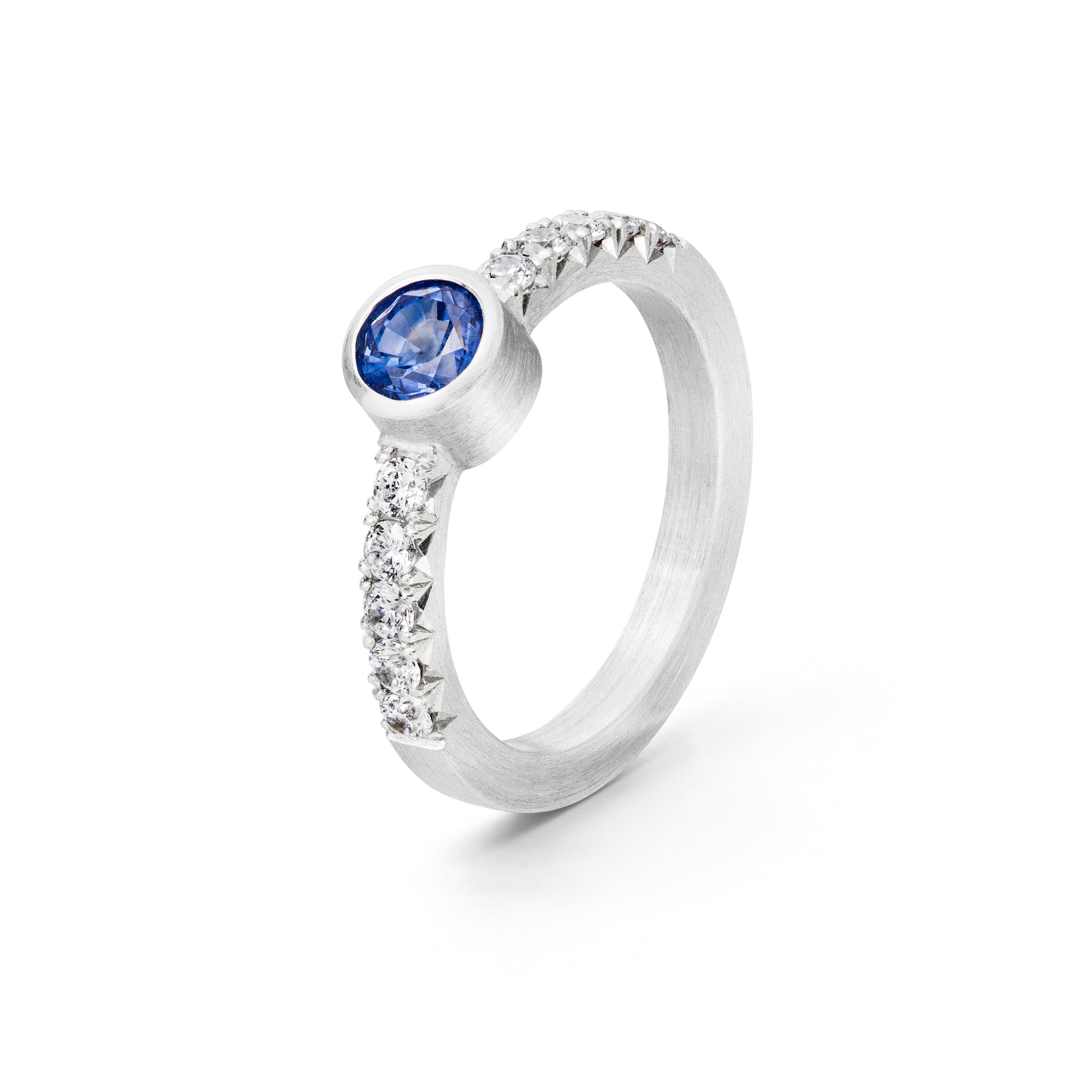 Verlobungsring von jan Spille aus Hamburg 18 kt weissgold diamanten und blauer saphir fair und nachhaltig