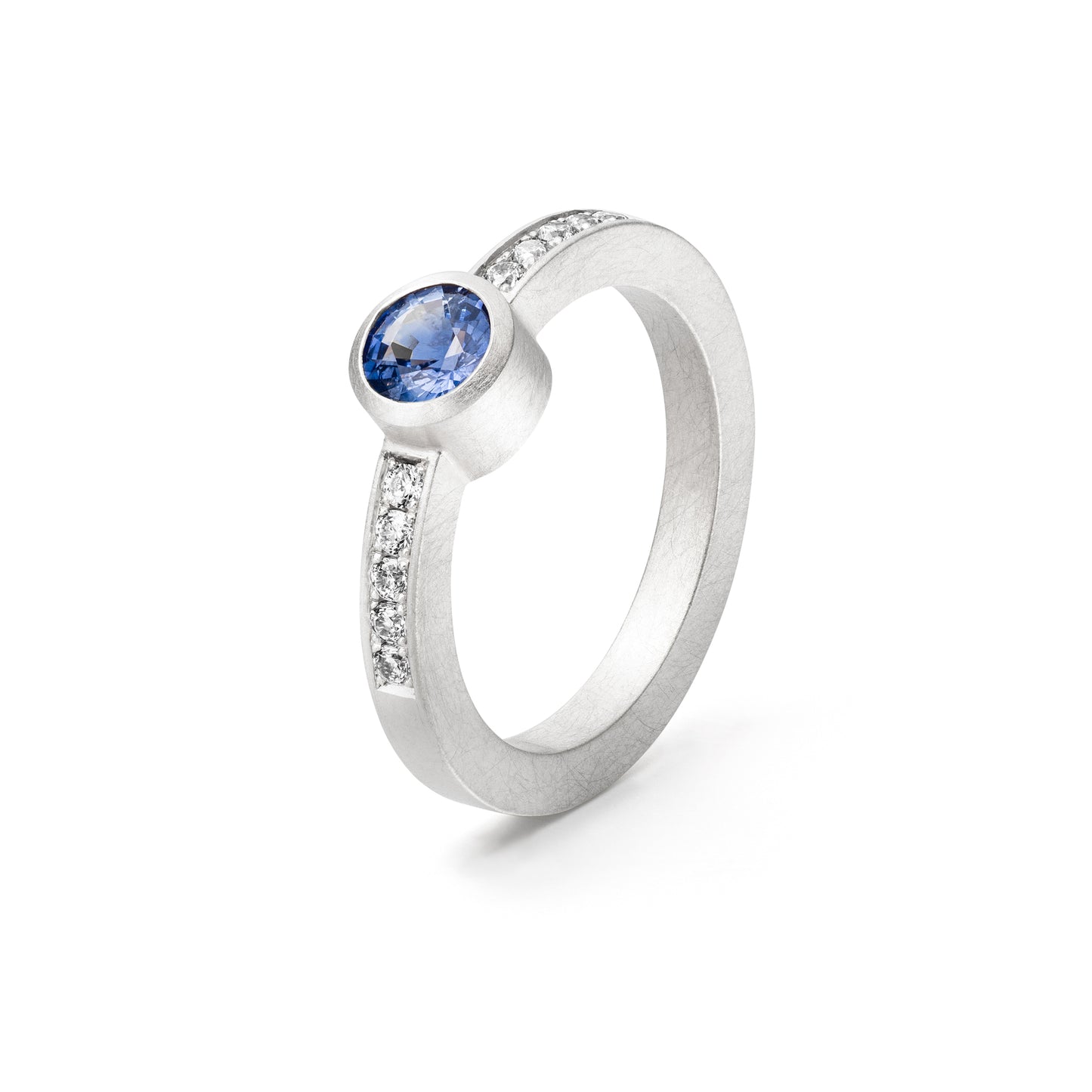 Goldring blauer Saphir und weisse ethical Diamonds in 18 kt Weissgold Fairmined Eco