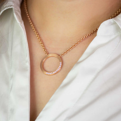 Kette Gold Diamant – Pavé-Anhänger in Roségold, dezent getragen mit feiner Kette.