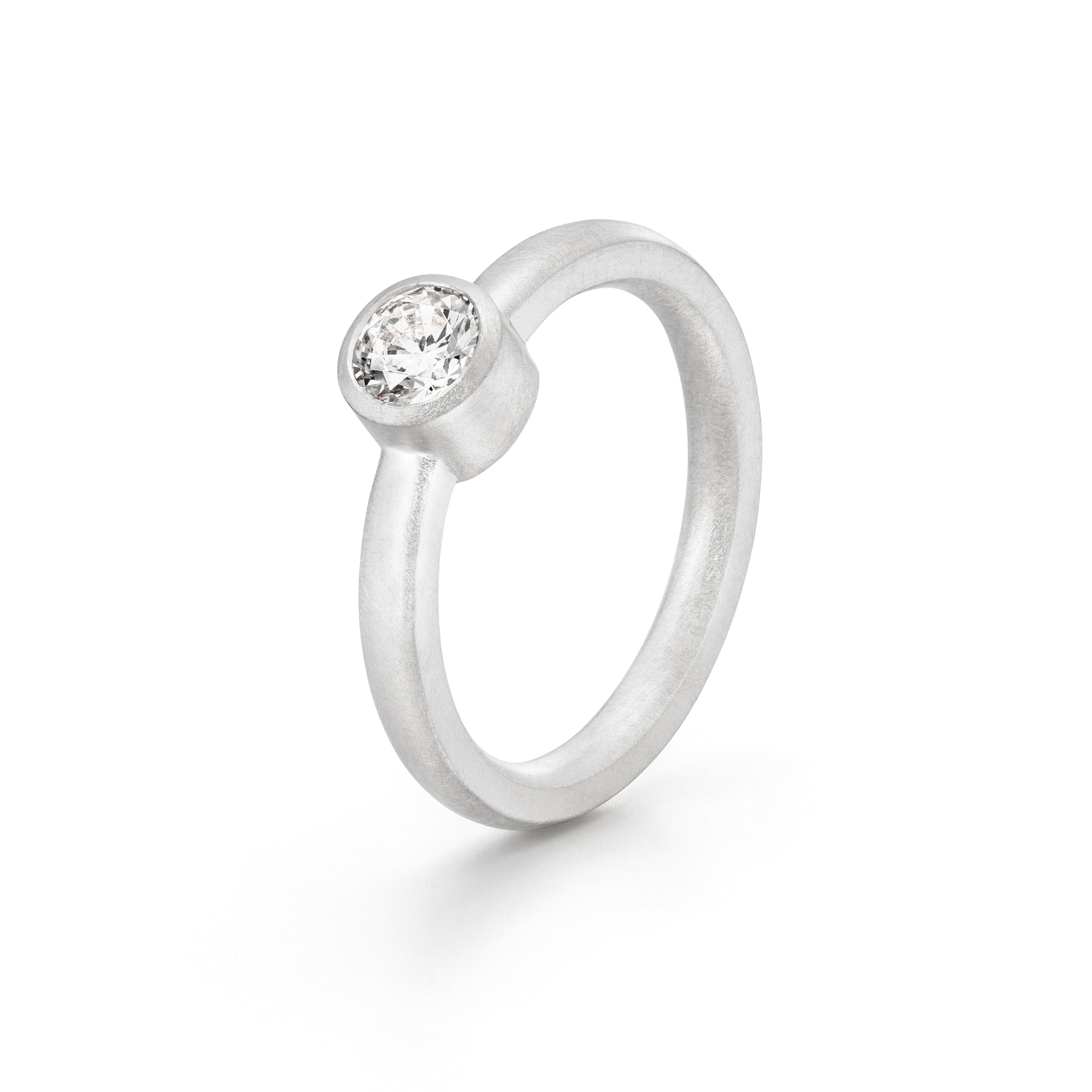 Minimalistischer Ring mit Stein der Spotlight-Collection von Jan Spille aus Hamburg
