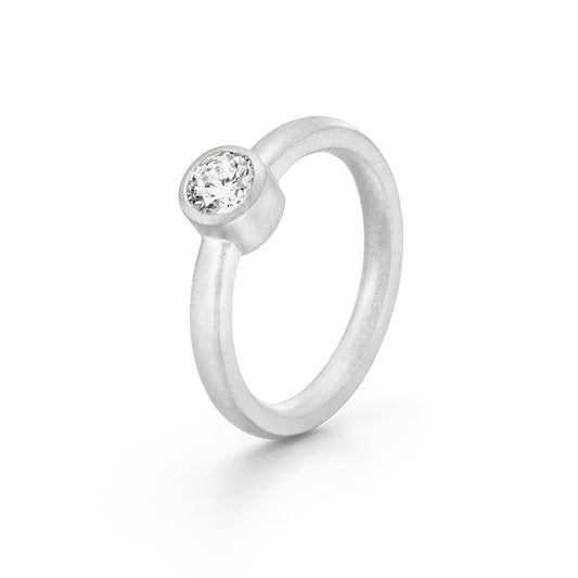 Minimalistischer Ring mit Stein der Spotlight-Collection von Jan Spille aus Hamburg
